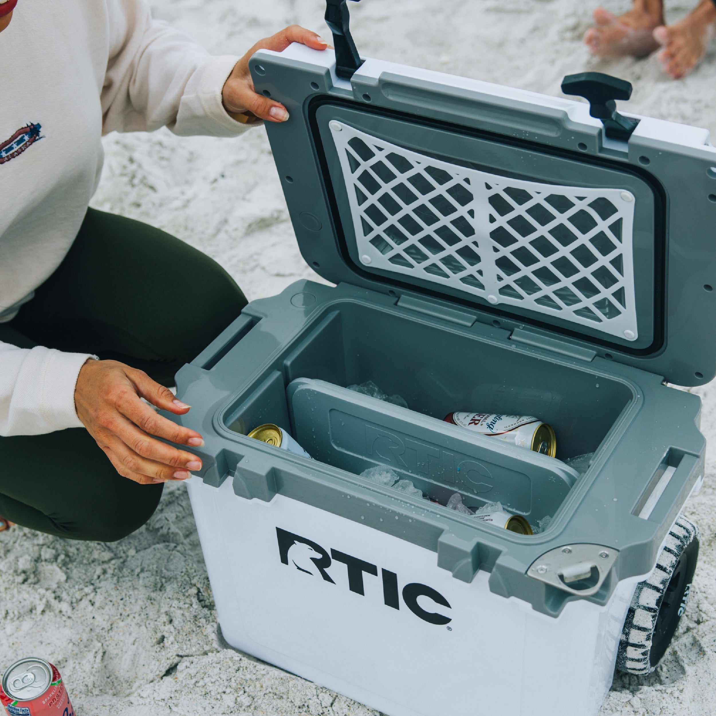 22 QT Ultra-Light Wheeled Cooler